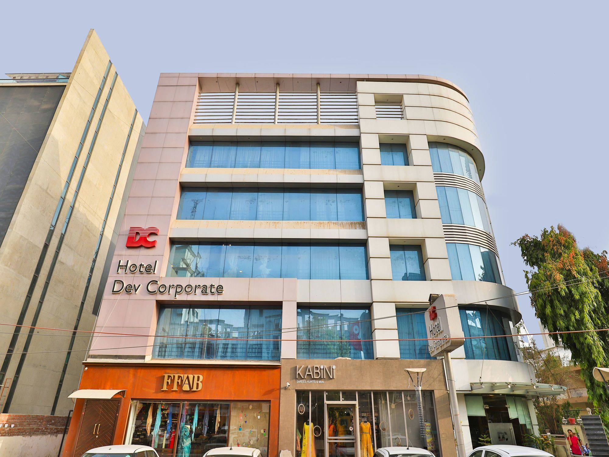Отель Capital O 15537 Dev Corporate Ахмедабад Экстерьер фото